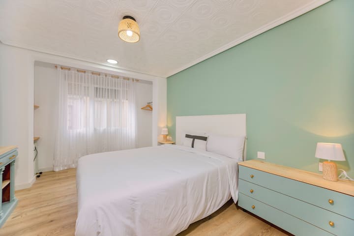 ห้องเตียงใหญ่กลางแจ้งพร้อมลิ้นชักที่สะดวกสบาย