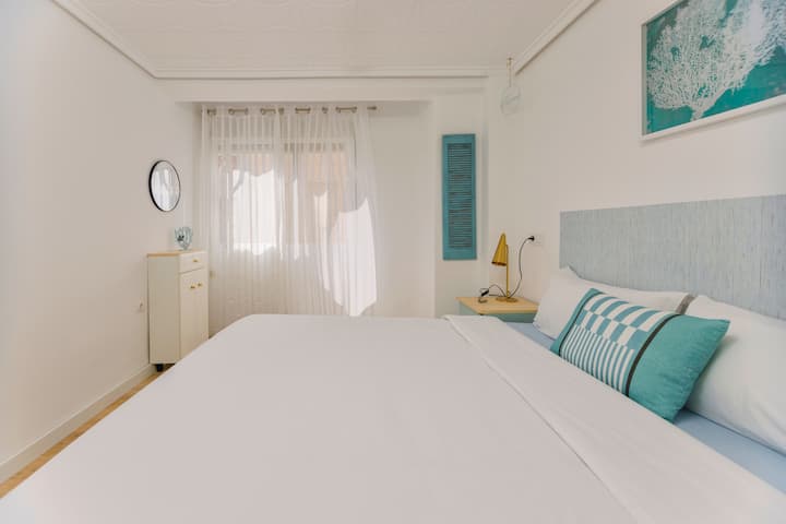 ห้องเตียงใหญ่กลางแจ้งพร้อมตู้เสื้อผ้า