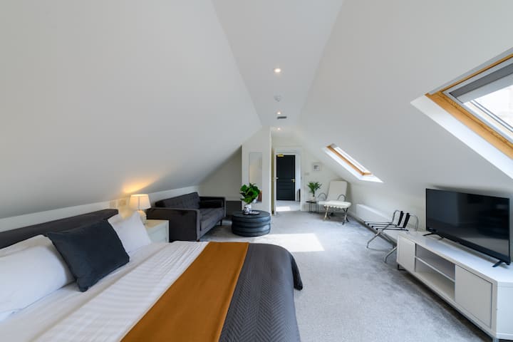 108 Holm House | Spacious Loft-style Apartment - Barry