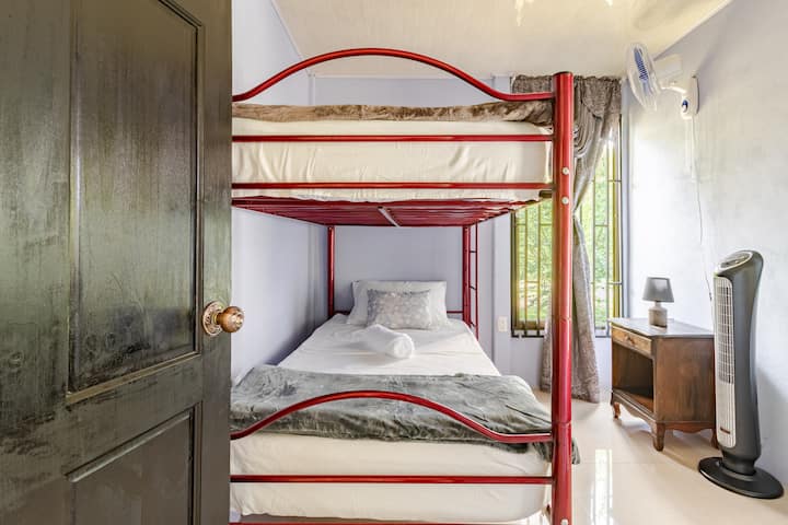 ห้องรอง: เหมาะสำหรับการพักผ่อนที่อบอุ่นพัดลม 2 ตัวที่ช่วยรักษาความเย็นและความสะดวกสบาย โต๊ะข้างเตียงสำหรับเก็บของส่วนตัวและโคมไฟสำหรับให้แสงสว่าง 
มีราวแขวนผ้า 