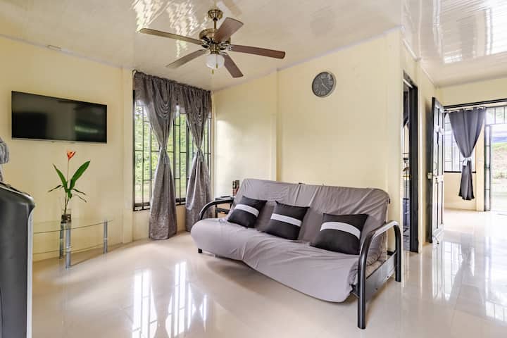 พื้นที่ที่ออกแบบมาเพื่อความสะดวกสบายของผู้ชมมีการระบายอากาศตามธรรมชาติที่เพียงพอเพื่อช่วยรักษาบรรยากาศที่เย็นสบาย 