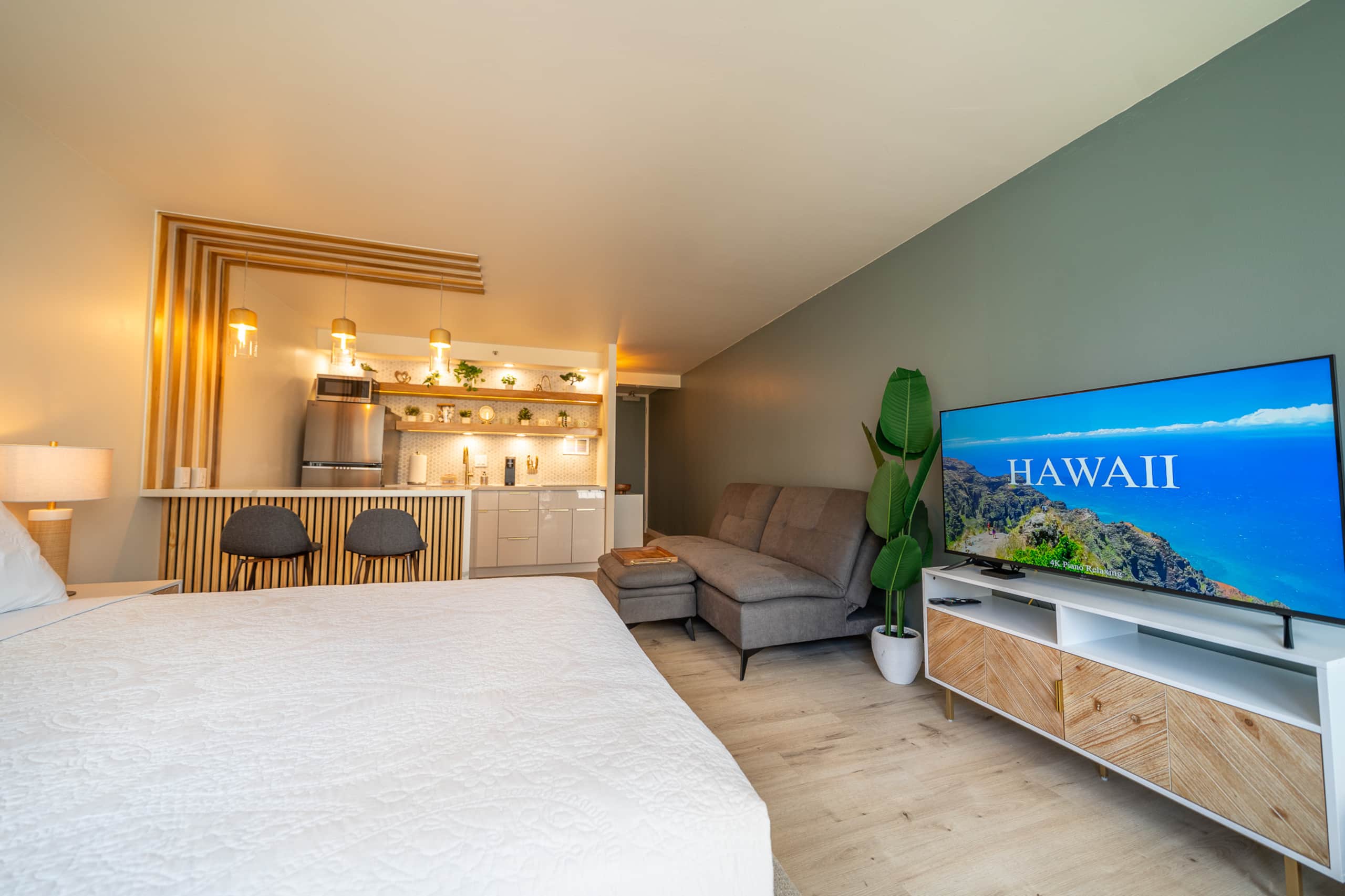Condo in Honolulu · ★4.95 · Studio · 2 beds · 1 private bath - Image 24