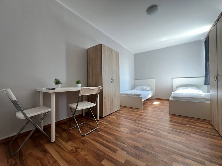 חדר זוגי עם שתי מיטות יחיד (90x200 ס"מ). כולל מצעים וכיסויים. בחדר השינה יש שולחן עבודה משלו. 