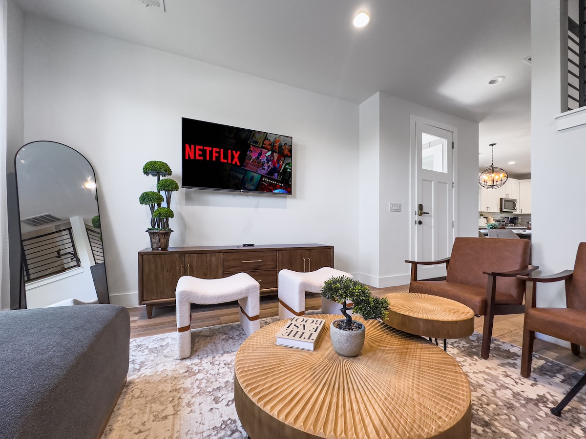 Top Airbnb: Up to 16 People - Mins 2 Downtown / Lux Retreat in Windsor Park