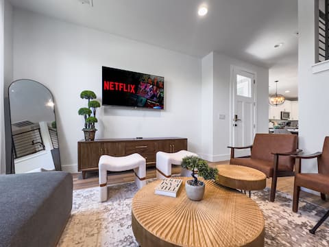 Top Airbnb: Up to 16 People - Mins 2 Downtown / Lux Retreat in Windsor Park