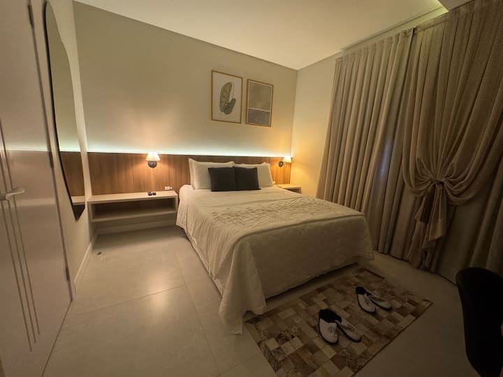 جناح كارب ديم بوميرود هو بيئة خاصة ومريحة، وهو مثالي لأولئك الذين يبحثون عن الراحة والهدوء. يحتوي على سرير مريح وتلفزيون 43 بوصة مع نيتفليكس وتلفزيون الكابل ومكيف هواء وحمام كامل لراحتك.