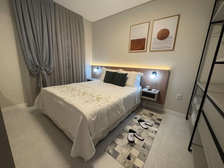 تم تصميم غرفة كارب ديم لتوفير ليالي هادئة ومريحة. مع سرير مريح وبياضات ناعمة وديكور رقيق وإضاءة ناعمة، يدعوك الجو للراحة والاسترخاء بعد يوم مليء بالاكتشافات.