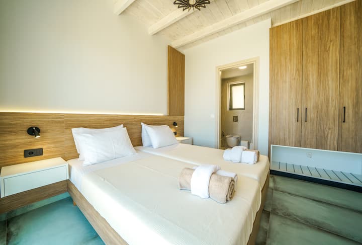 Villa 1 First Floor: Bedroom 2 with two single beds and ensuite bathroom