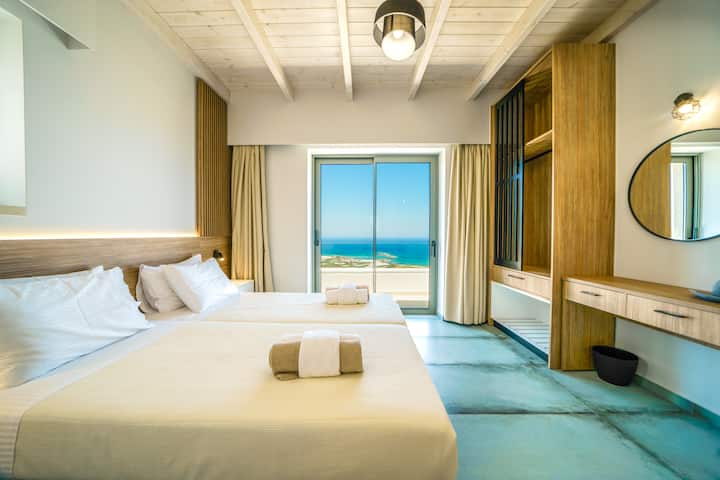 Villa 2 First Floor: Bedroom 4 with two single beds and ensuite bathroom