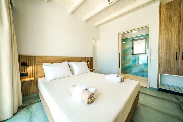 Villa 1 Ground Floor: Bedroom 1 with king bed and ensuite bathroom