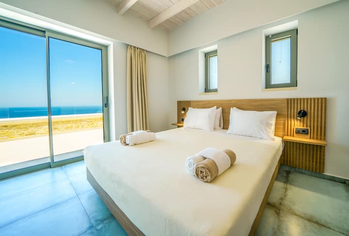 Villa 2 First Floor: Bedroom 5 with queen bed and ensuite bathroom