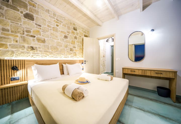 Villa 1 First Floor: Bedroom 3 with king bed and ensuite bathroom