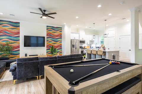 Successful Airbnb property: Rooftop Oasis - Sleeps 14 | Game Room and More in Greater Heights
