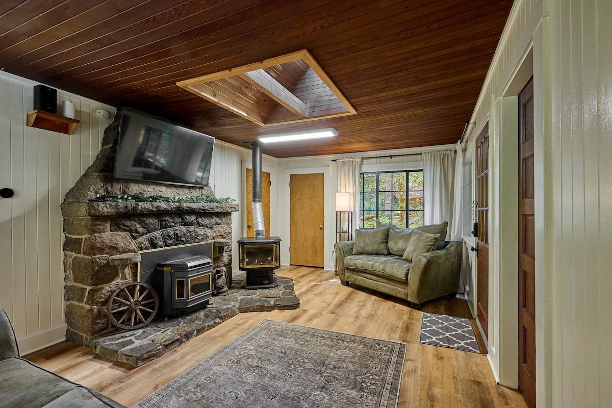 Opustite se u našem iznimno udobnom dvosjedu i uživajte u toplom ambijentu! Podesiva rasvjeta i svjetiljke iznad glave pružaju savršeno osvjetljenje. Kameni kamin daje rustikalan šarm ovom udobnom utočištu