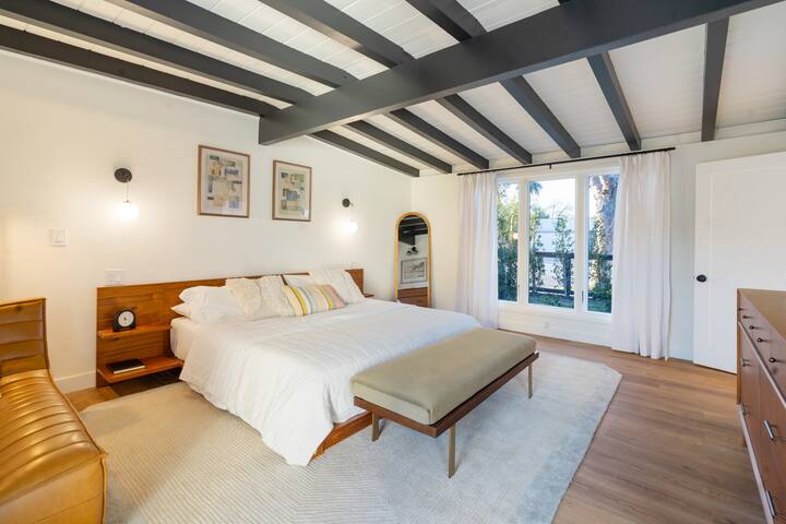 Luxe Mid-Century Villa with heated Pool gallery image 2