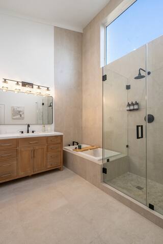 Luxe Mid-Century Villa with heated Pool gallery image 3