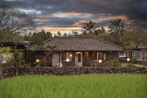 100-year-old Jeju Traditional Stone House Private Spacious Garden/Sensory Jacuzzi, Private Dining Sp