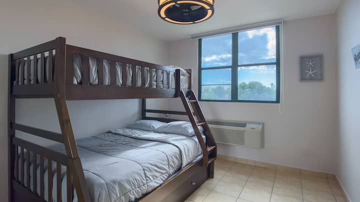 U drugoj spavaćoj sobi mogu spavati do 4 gosta na krevetu na kat s bračnim krevetom na vrhu, velikim krevetom na dnu i bračnim krevetom na razvlačenje ispod. 