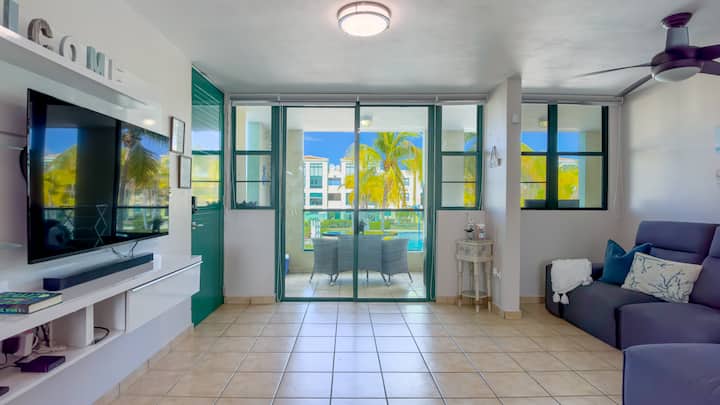 Dnevni boravak ima 55" Smart TV sa zvučnikom, klima-uređaj, udoban prostor za sjedenje i brzi Wi-Fi. Savršeno za filmske večeri!