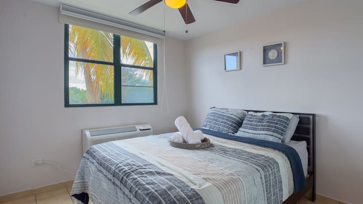 U trećoj spavaćoj sobi može spavati najviše 2 gosta u udobnom bračnom krevetu s klima-uređajem, stropnim ventilatorom, ormarom i roletama za zamračivanje.