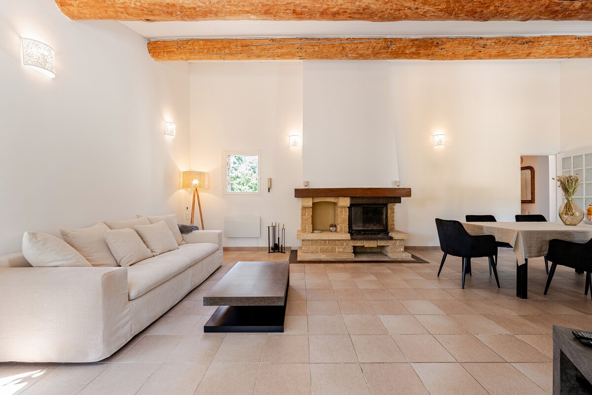 Top performing Airbnb: Farmhouse in Gordes: Private Heated Pool in Gordes