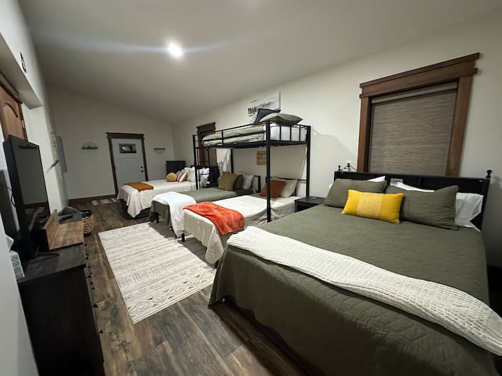 Ორსართულიანი ოთახი. 2 კუინზი და 3 ორადგილიანი საწოლი! Დიდი გასაბერი ლეიბის ან რამდენიმე ორადგილიანი გასაბერი ლეიბის საკმარისი ადგილი.