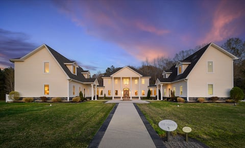 NEW! Sleeps 23-LuxeFirePit-PoolTable-Foosball-BBQ