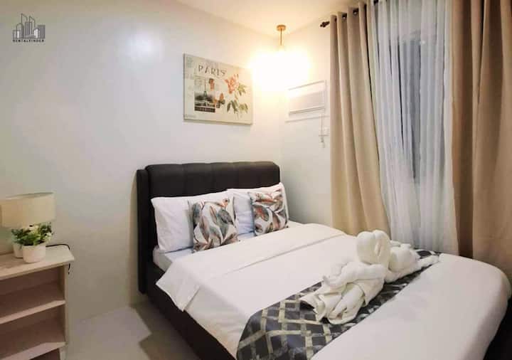 Cozy bedroom with a comfortable bed, fresh towels and linens, air-conditioning, blackout curtains, decorative details, and soft ambient lighting for a relaxing stay. Located near the airport and top attractions. Perfect for restful nights. ️✨