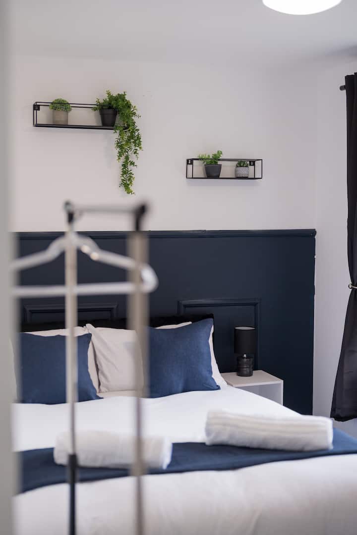 Acogedora cama doble con sábanas de calidad, amplio espacio de almacenamiento y persianas opacas. Disfruta de la decoración elegante y de alta gama para disfrutar de un espacio sereno y acogedor para relajarte y recargar energías.