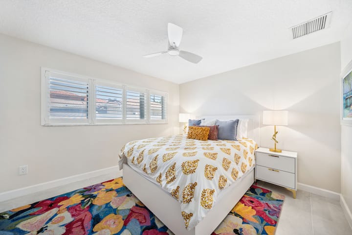 Queen bedroom with TV and closet space
