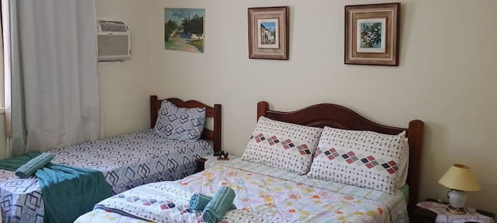 Kamer 1, tweepersoonsbedden en eenpersoonsbed met airco.