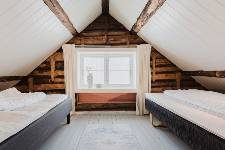 Charmante chambre avec 2 lits de 120 cm de large.

Il y a une hauteur de plafond très basse en raison de l'âge de la maison et de l'utilisation précédente. C'est très charmant, mais cela peut être difficile pour ceux qui sont grands