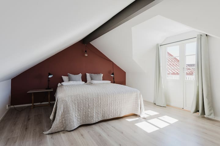 Grande chambre avec lit double de 180 cm de large.
Accès directe au porche.

C'est un endroit très bas sous le toit, mais la chambre fonctionne bien comme une grande chambre