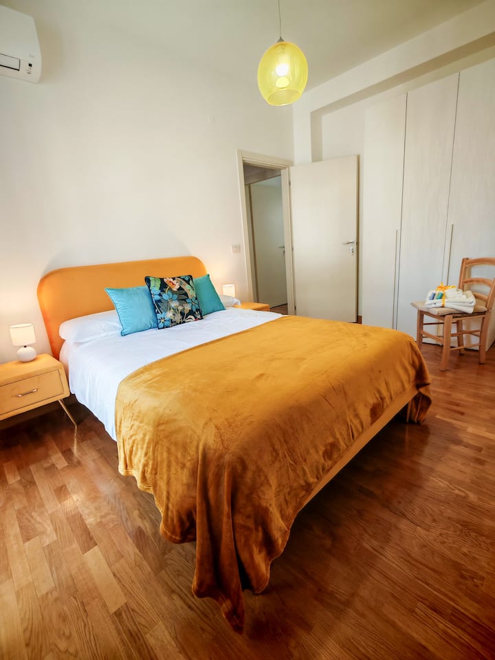 Room with an essential taste and a double bed, perfect for a stay characterized by comfort and simplicity.