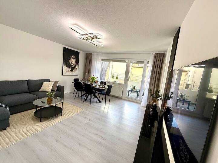 Dhomë ndenjjeje e madhe dhe e mobiluar me stil, ofron shumë hapësirë për familje ose grupe më të mëdha. Nëpërmjet pjesës së madhe prej xhami në dhomën e ndenjjes, mund ta shijosh shkëlqyeshëm dritën e diellit