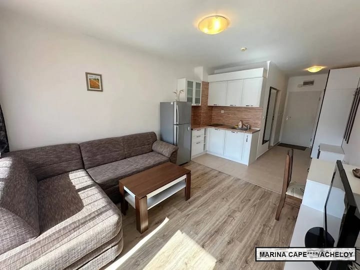 Priestranná rozkladacia pohovka sa ľahko zmení na pohodlnú manželskú posteľ — ideálne miesto na oddych po náročnom dni. Pre malých hostí je k dispozícii útulný futon a v prípade potreby vám s radosťou poskytneme ďalšiu detskú postieľku.