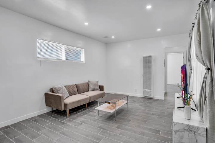 The Socal Bright & Cozy Hideaway - Brand New! - Buena Park, CA