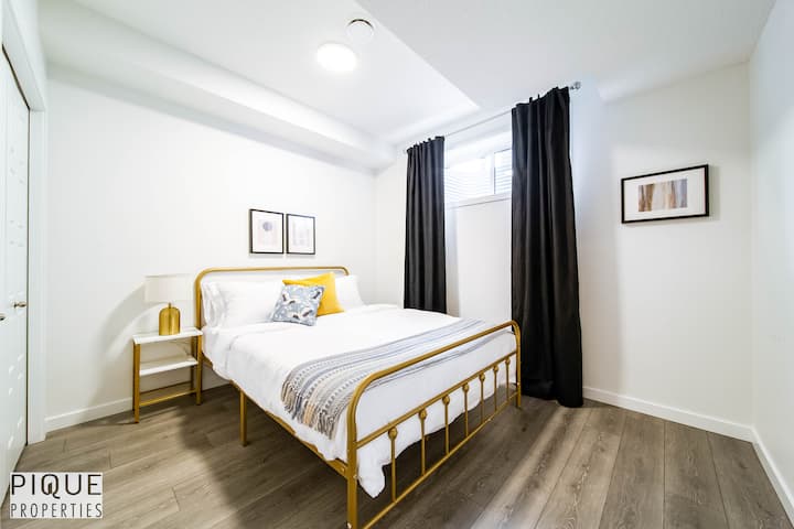 Rilassati in questa accogliente camera da letto con un comodo letto matrimoniale, cuscini extra e morbide coperte per far sentire il tuo soggiorno come a casa.
