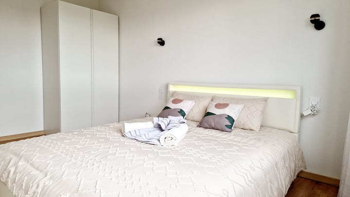 ✨ פקעת של מתיקות שבה כל פרט מזמין אתכם לנוח: 
מיטת קווין סייז מפוארת, אורות עמומים, שקעי USB מובנים בדיסקרטיות. גווני האפלה להתעוררות לקצב הרצונות שלכם.