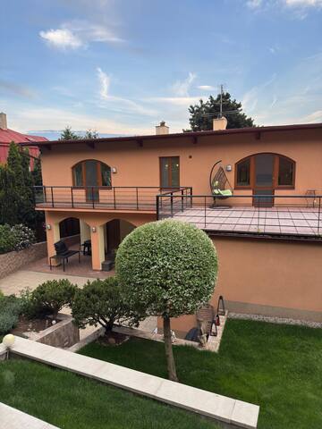 Villa Prague – Wellness Pool Jacuzzi Sauna Garden