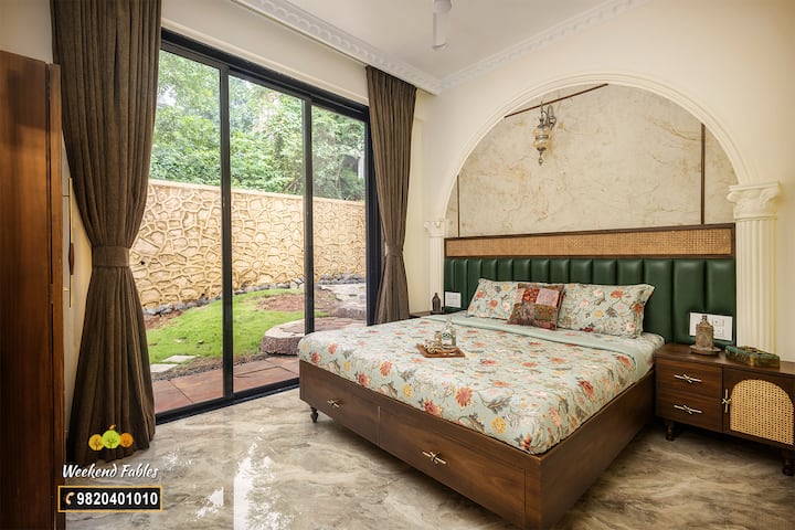 Este dormitorio tiene una cómoda cama tamaño king, aire acondicionado, un armario y un baño adjunto para tu comodidad.
