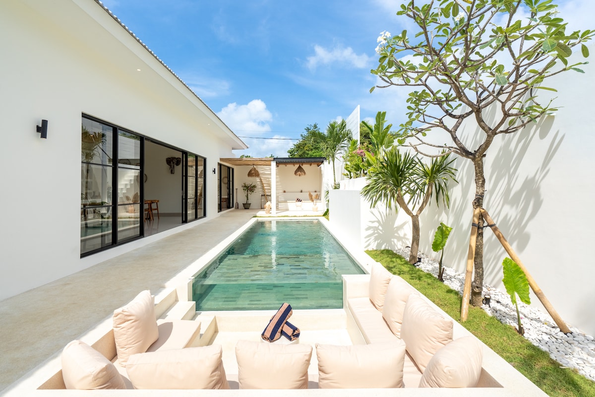 Villa in South Kuta · ★4.65 · 2 bedrooms · 2 beds · 2 private baths, сопоставимый объект Airbnb