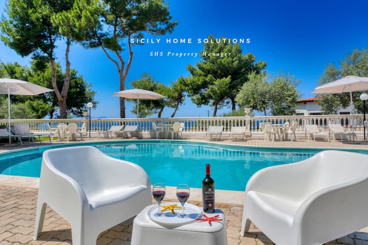 Relax with a sea view in a cottage with pool.