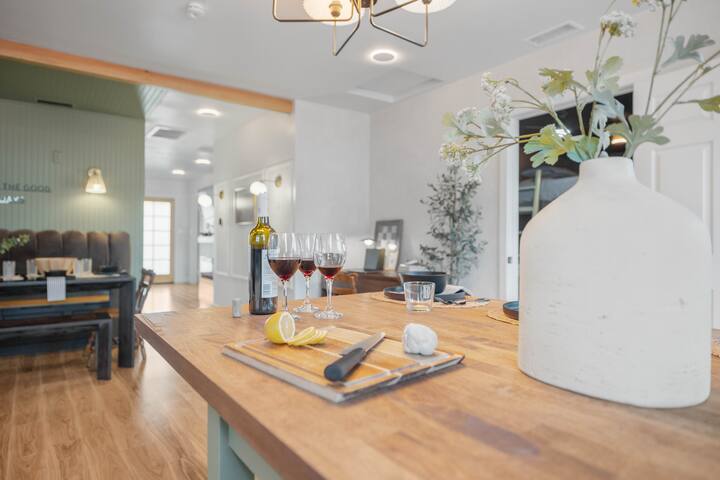 KING bed oasis | GAME ROOM | Pool | family Hangout gallery image 5