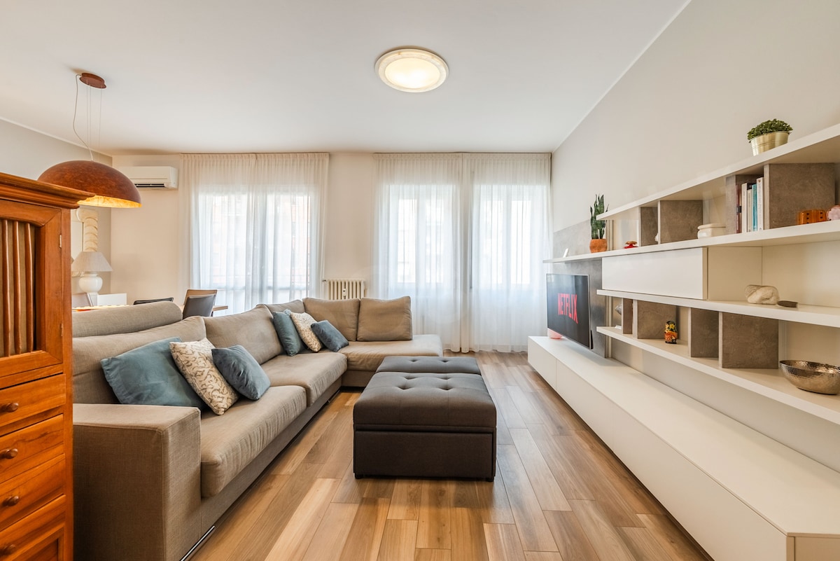 Ruime en lichte woonkamer met modern design en smart-tv.