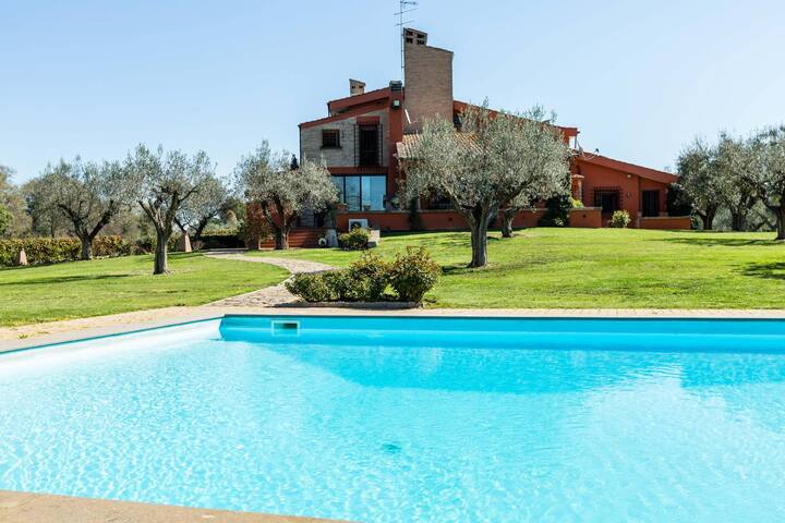 Ultra Luxe Villa w/ Stunning Pool Paradise gallery image 2