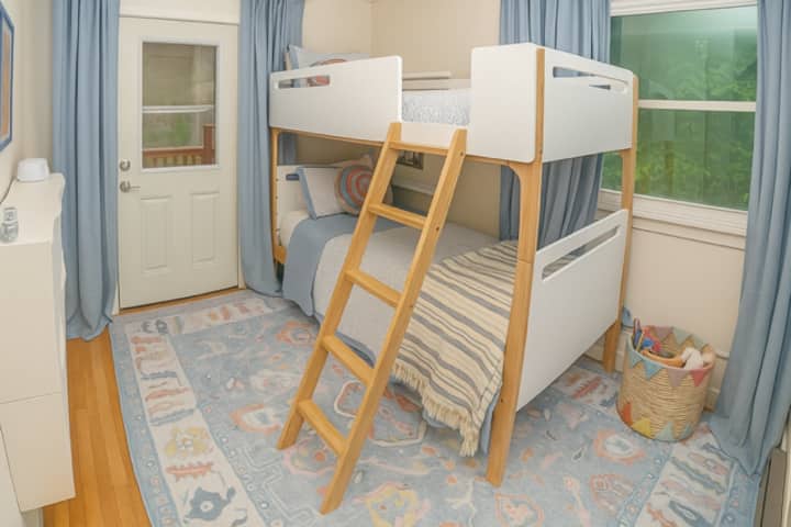 三楼卧室配有双层床和充足的储物空间