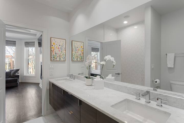 Modern 4 Bed, 3.5 Bath Home | Near Sox & McCormick gallery image 5