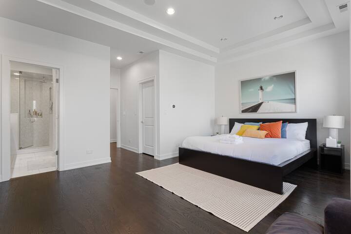 Modern 4 Bed, 3.5 Bath Home | Near Sox & McCormick gallery image 4