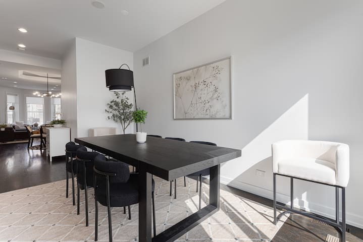 Modern 4 Bed, 3.5 Bath Home | Near Sox & McCormick gallery image 2